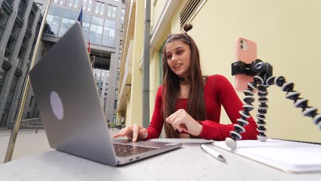 mujer joven teniendo una clase en línea al aire libre