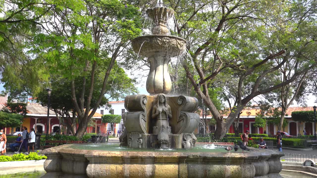 fuente en el parque central de antigua guatemala
