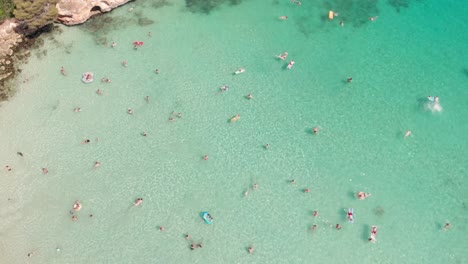 Spanien-Mallorca-Cala-Llombards-Und-Cala-Santanyi-Bei-4k-24fps-Mit-Nd-filtern-Fliegen-Mit-Einem-Dji-Mavic-Air-Mit-Wunderschönem-Blick-Auf-Die-Strände,-Felsen,-Boote-Und-Blaues-Wasser