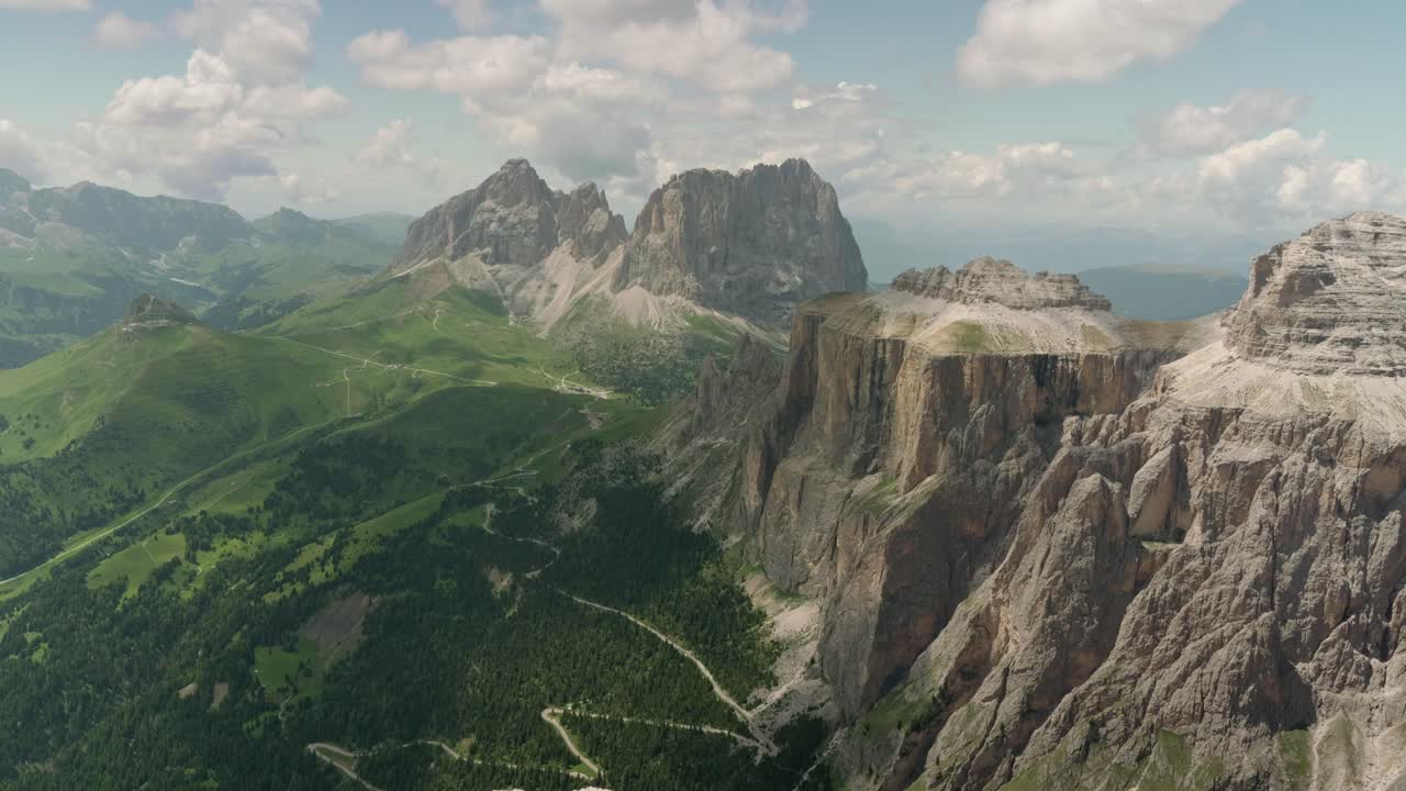 Picos majestosos das Dolomitas e vales verdes de Sass Pordoi, Itália