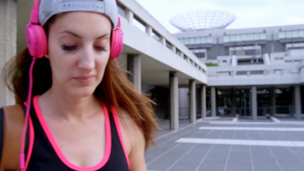 bailarina callejera escuchando música en auriculares en la ciudad 4k