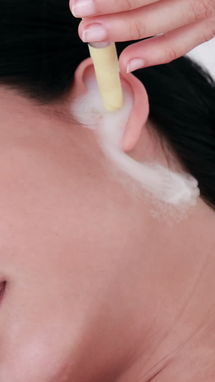 귀 불 치료를 받는 여성