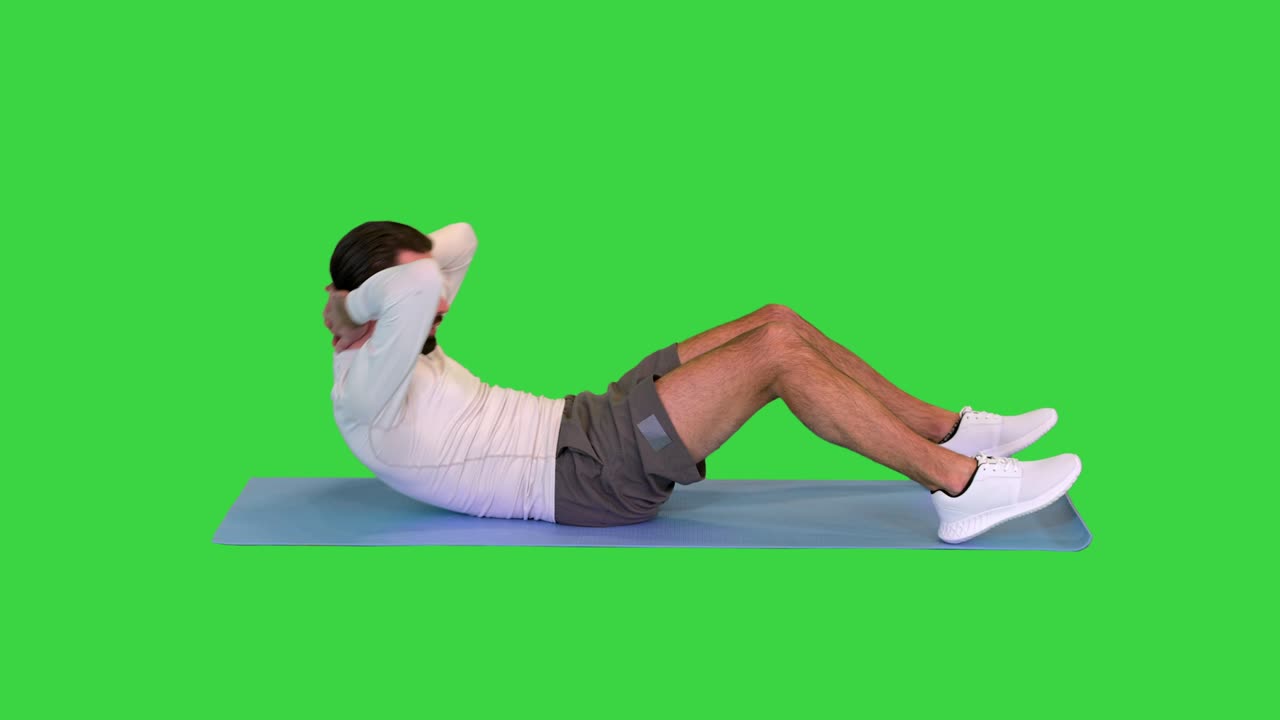hombre guapo ejercitando los músculos abdominales en una pantalla verde, llave de croma