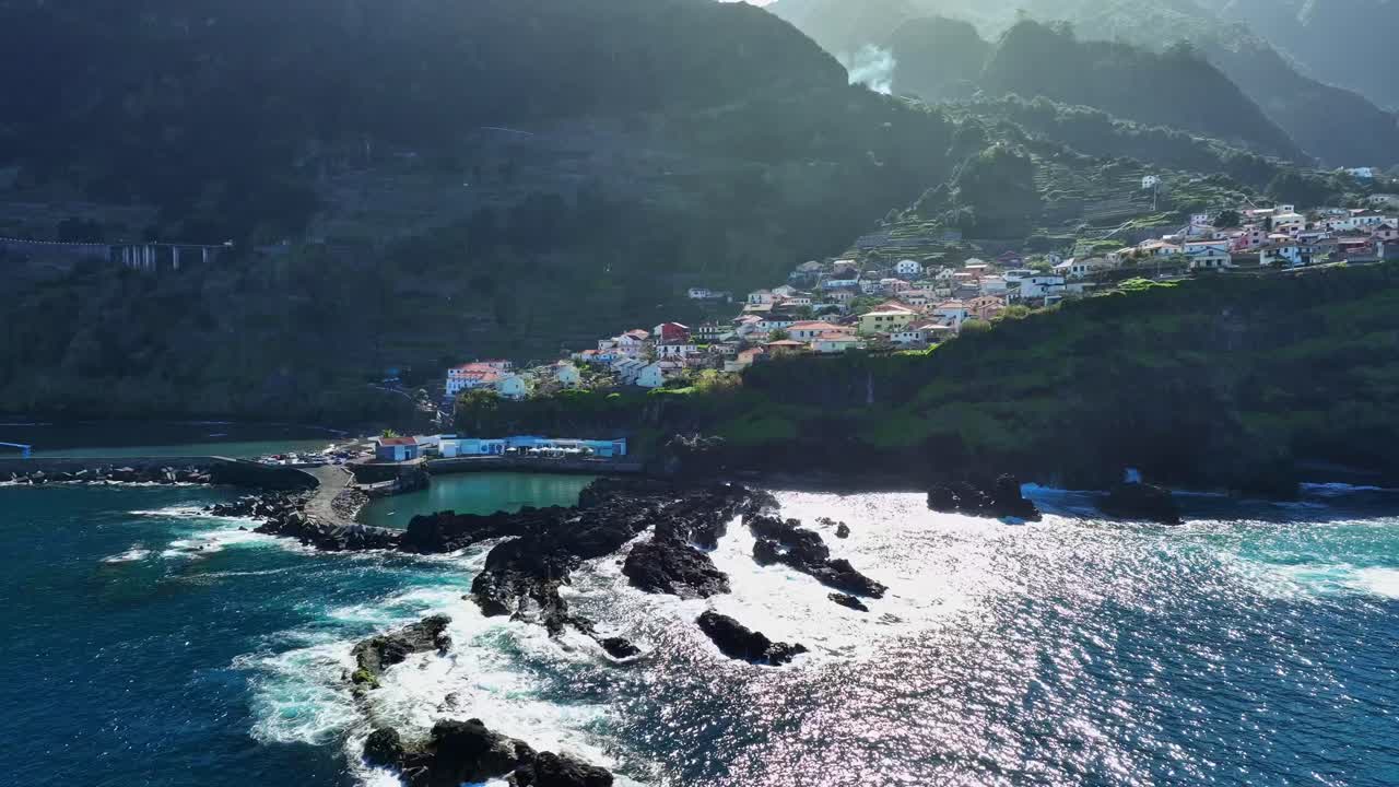 Veduta aerea delle piscine e della città di Seixal con acqua cristallina, Madeira.