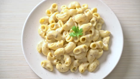 macarrones con queso con hierbas en un tazón