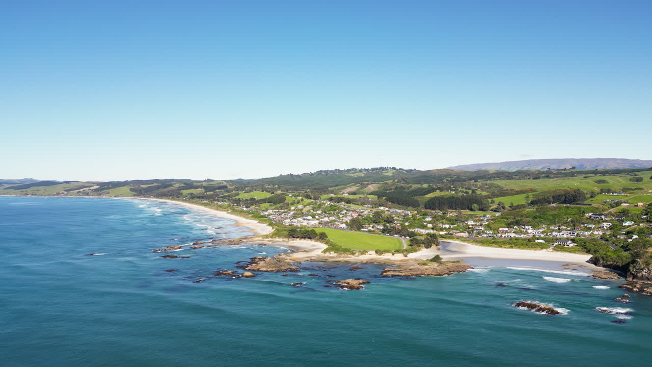 뉴질랜드 더니든 브라이튼의 푸른 물로 둘러싸인 아름다운 해변 마을