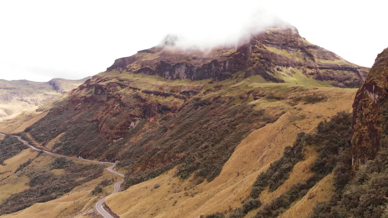 el antiguo y extinto pico del volcán casahuala en los andes, ecuador