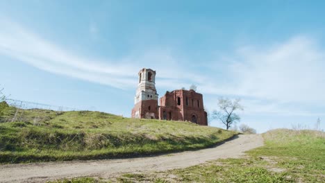 zniszczony kościół w wiejskim krajobrazie