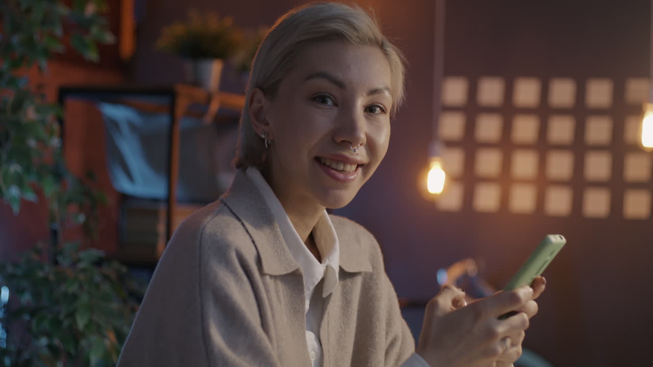 女子在現代辦公室使用電話工作