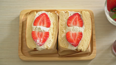 pancake-sandwich-strawberry-fresh-cream