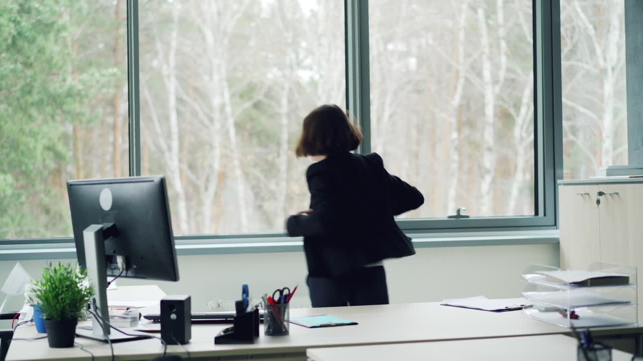 사무실에서 춤추는 행복한 여자