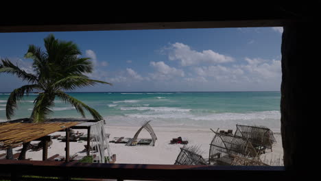 vista al mar mirando desde el lado de la playa en tulum, méxico
