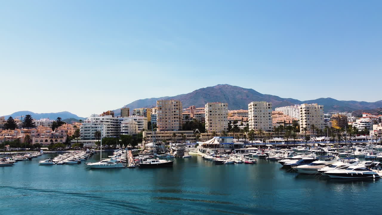 un avión no tripulado se eleva sobre el horizonte de estepona, españa