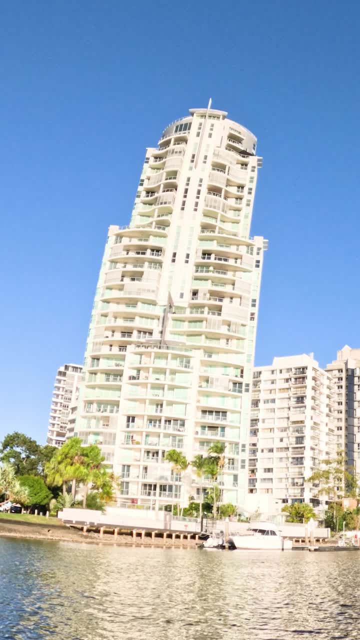 lapso de tiempo de un horizonte de la ciudad y un río a lo largo del tiempo