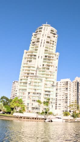 lapso de tiempo de un horizonte de la ciudad y un río a lo largo del tiempo