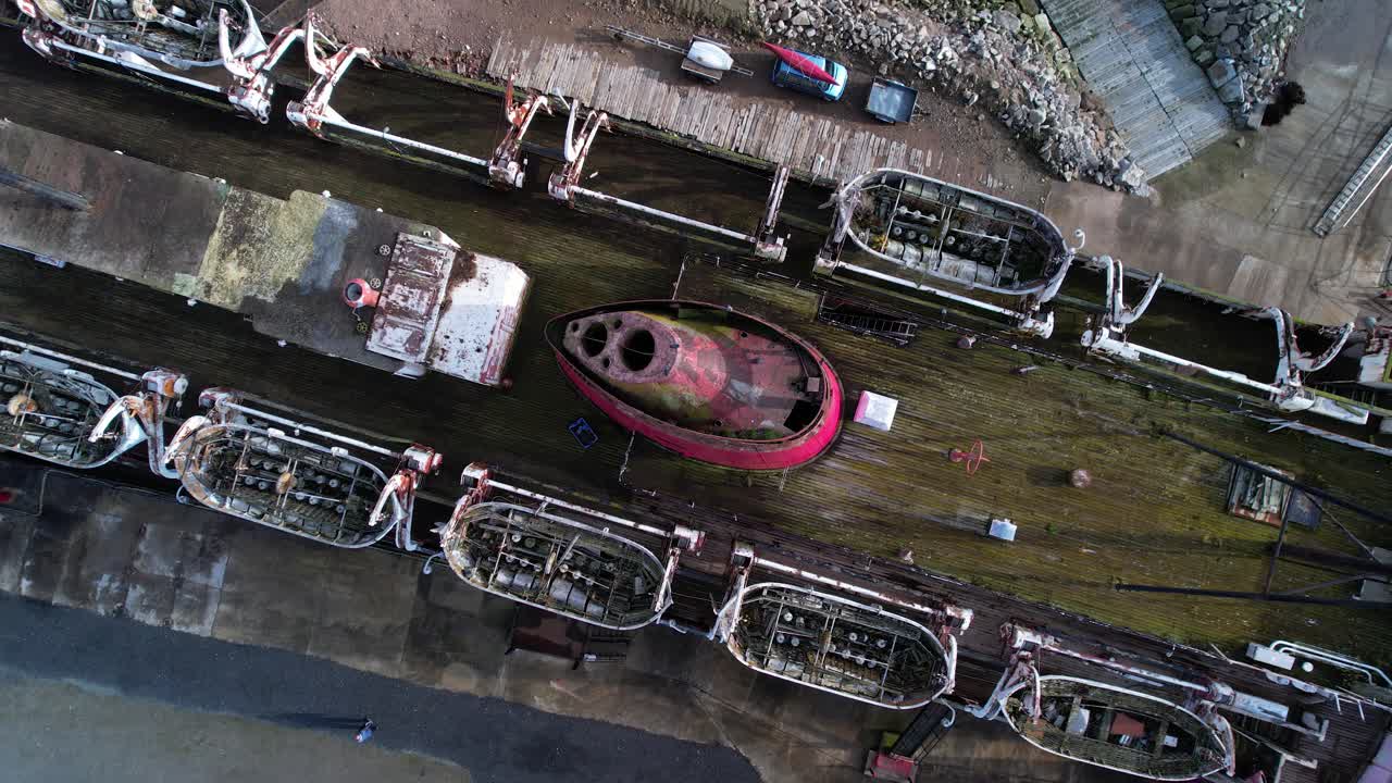 birdseye 공중은 현재 노스 웨일즈에서 녹슬어가는 랭커스터 철도 증기선의 tss 공작 위로 빠져 나갑니다.