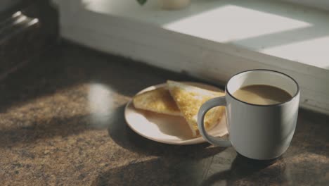 Desayuno-Tradicional,-Café-Y-Pan-Tostado-Encima-De-La-Encimera-De-Mármol-Marrón-En-La-Cocina