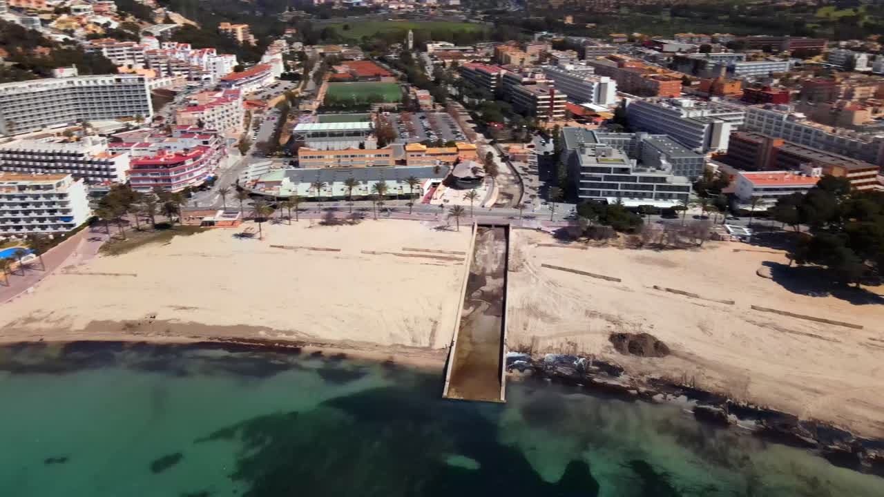 Experience the beauty of Santa Ponsa in Mallorca with panoramic views of the sandy beach, lively promenade, and scenic residential areas. Perfect for beach lovers and travelers.