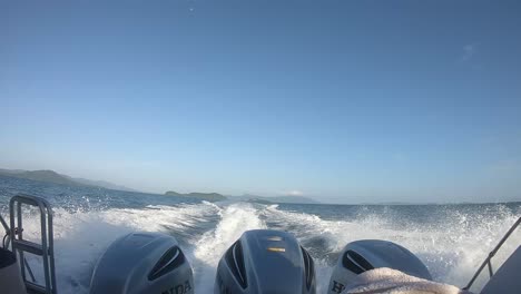 Schöne-Aussicht-Vom-Laufenden-Boot,-Die-Welle-Des-Kraftvollen-Motors-Schneidet-Durch-Die-Glatte-Oberfläche-Des-Meerwassers