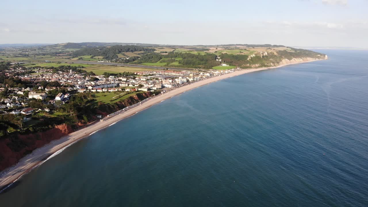 vista soleada a través de la costa de la playa de seaton y el canal inglés