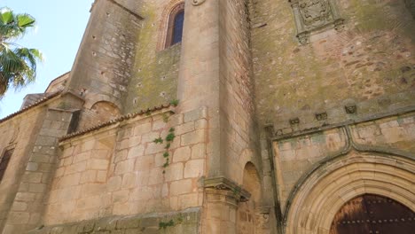 Tilt-down-of-Iglesia-de-Santiago-el-Mayor's-majestic-facade-and-entrance