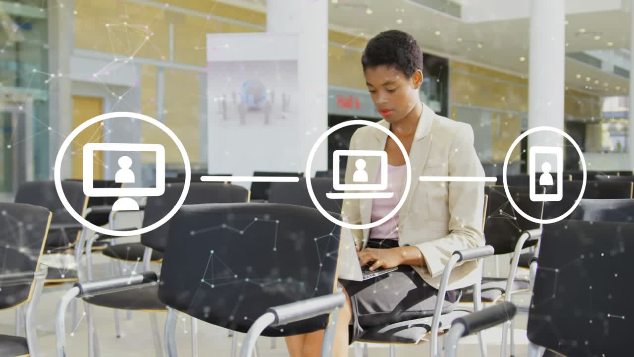 사무실에서 노트북을 가진 아프리카계 미국인 사업가 여성에 대한 연결을 가진 아이콘의 애니메이션