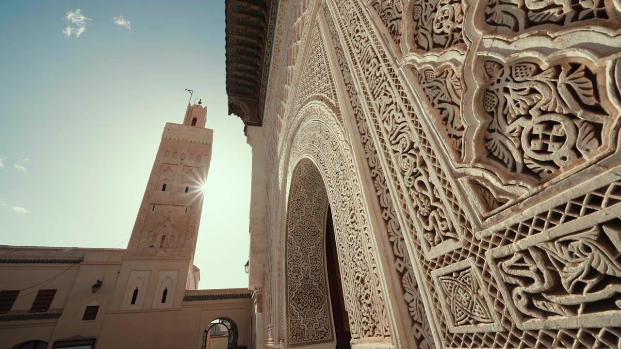 Dettagli architettonici intricati di un minareto storico di una moschea marocchina