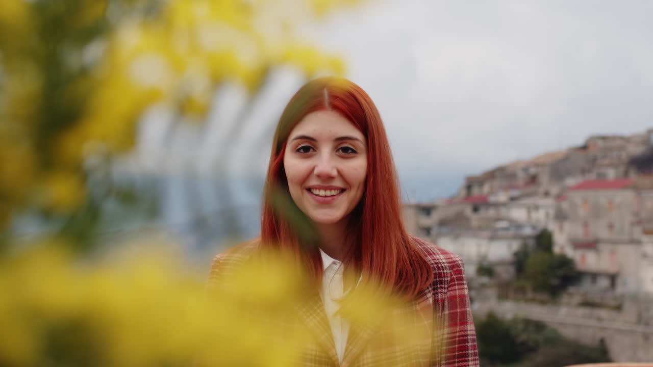 꽃을 들고 미소 짓는 여자