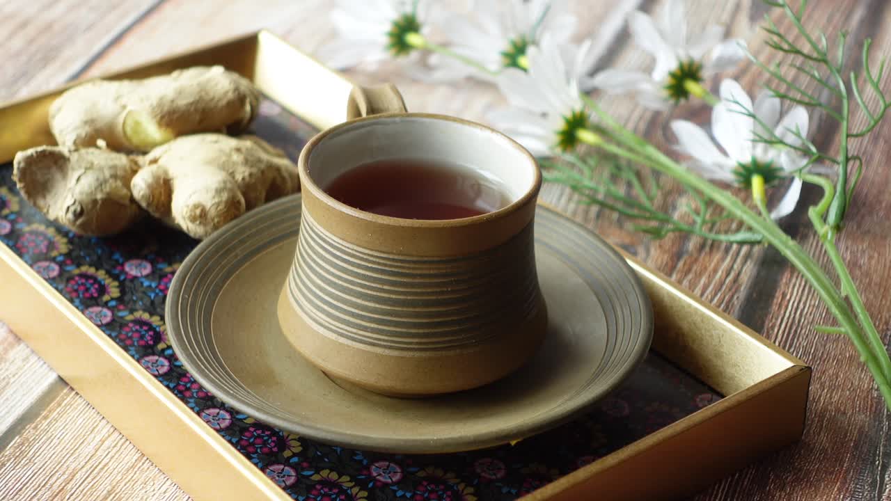 꽃 이 있는 생강 차 한 잔