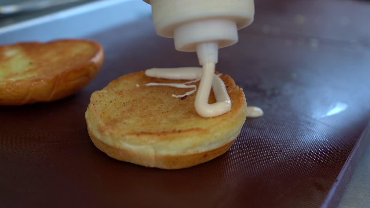 el chef le pone salsa al pan