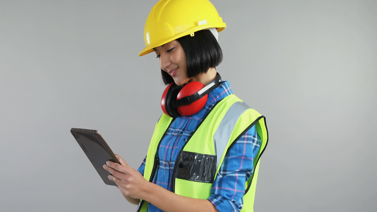 arquitecta usando una tableta digital 4k 4k