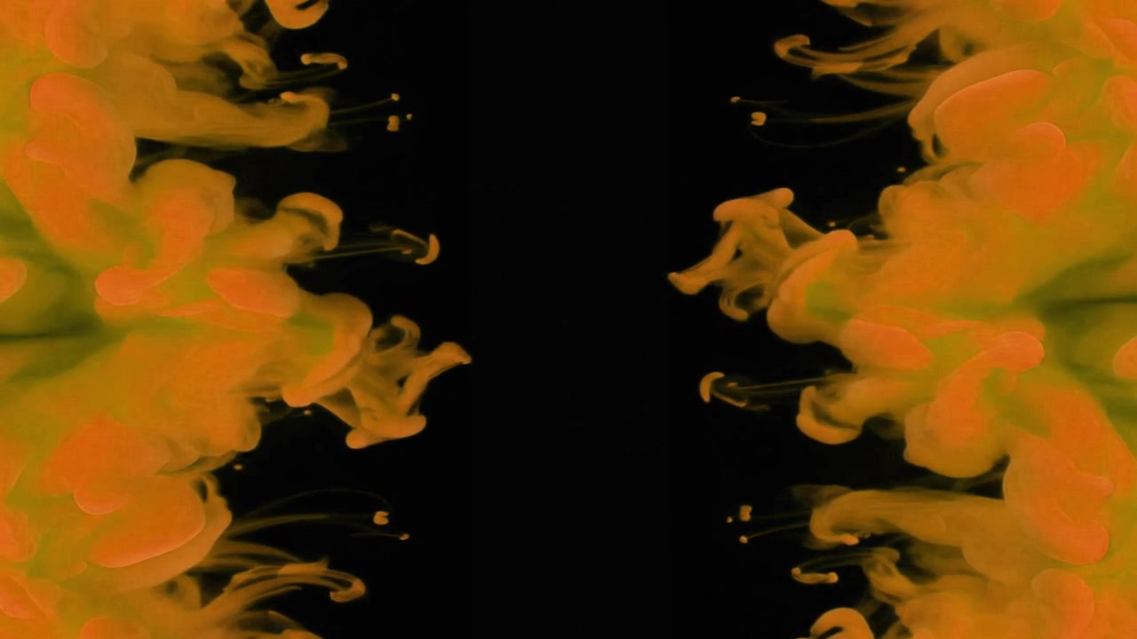 Inchiostro Giallo che si Diffonde nell'Acqua su Sfondo Nero