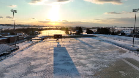 campo de fútbol de la escuela secundaria cubierto de nieve invernal