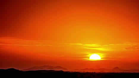 Vista-Estática-Del-Movimiento-Del-Sol-Durante-La-Puesta-De-Sol-En-Lapso-De-Tiempo-Sobre-Las-Montañas-Del-Alto-Atlas-En-Marruecos-Por-La-Noche