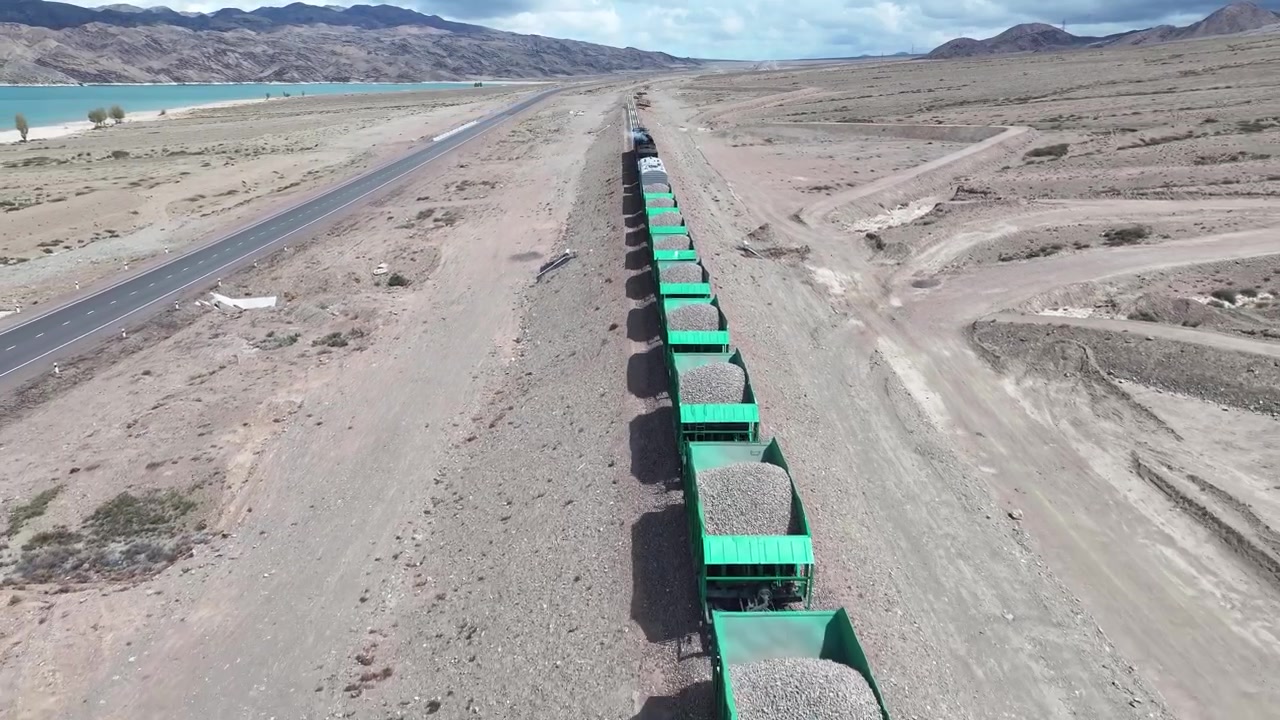 Drone in allontanamento sopra vagoni merci ferroviari, infrastruttura del Kirghizistan. Paesaggio dell'Asia Centrale