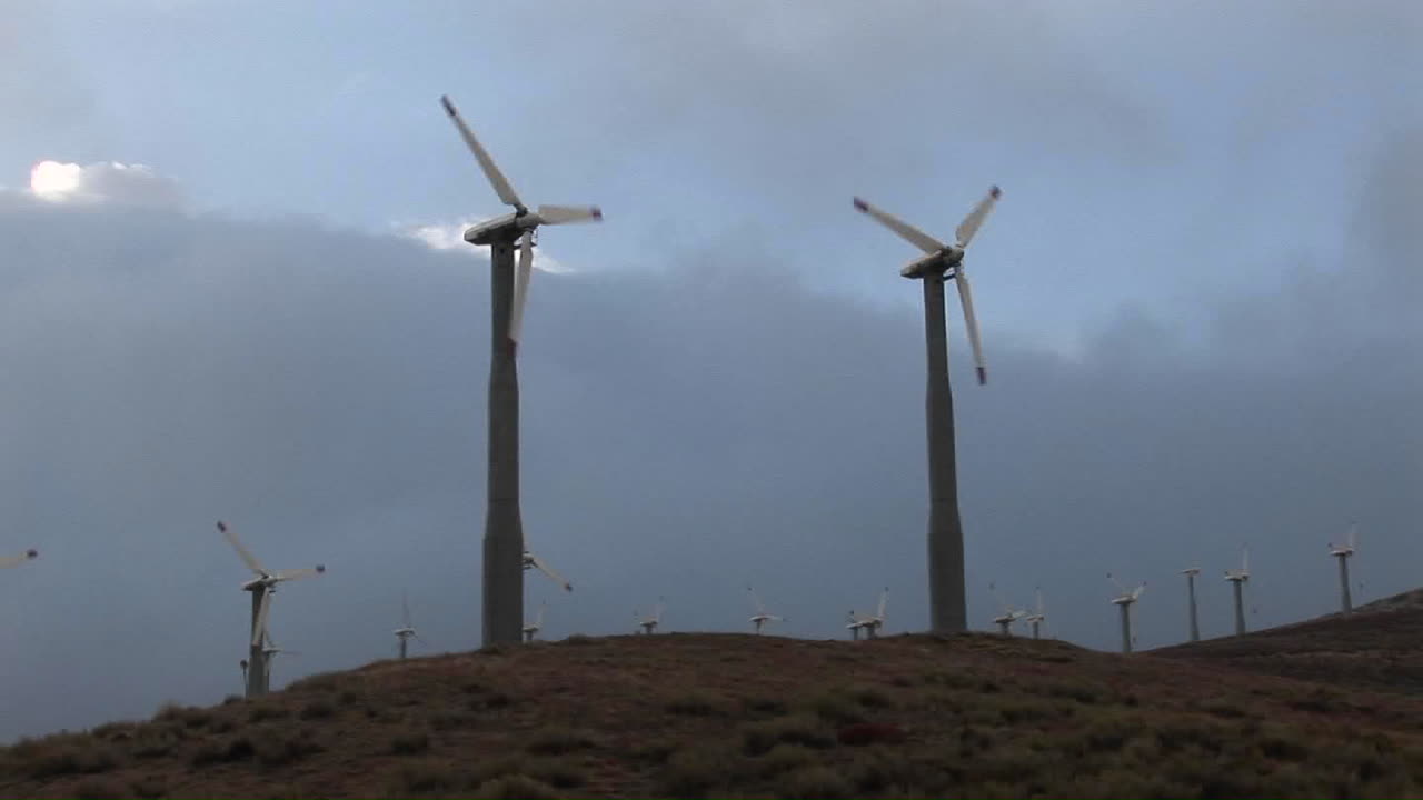 풍차는 캘리포니아의 언덕에서 전력을 생산합니다.