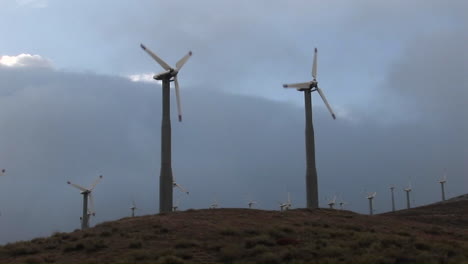 Los-Molinos-De-Viento-Generan-Energía-En-La-Ladera-De-Una-Colina-En-California