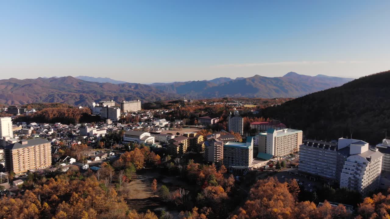 단풍과 함께 밝은 푸른 날에 일본의 산 마을을 통해 무인 항공기보기 회전