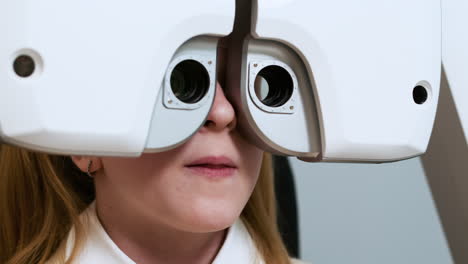 Girl-in-the-ophthalmologist