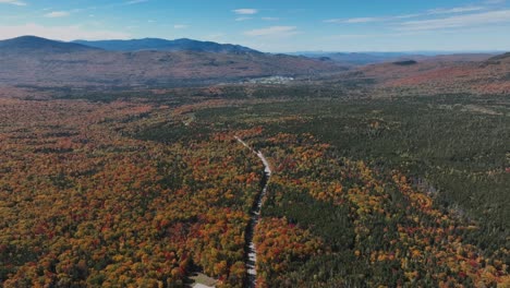 Panoramablick-über-Die-Straße-Zwischen-Herbst-Im-Wald-Von-Neuengland-Bei-Tag---Drohnenaufnahme