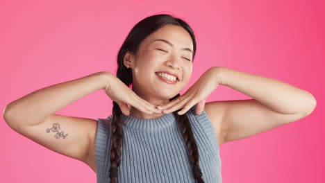 Glücklich,-Posierend-Und-Gesicht-Einer-Asiatischen-Frau-Im-Studio