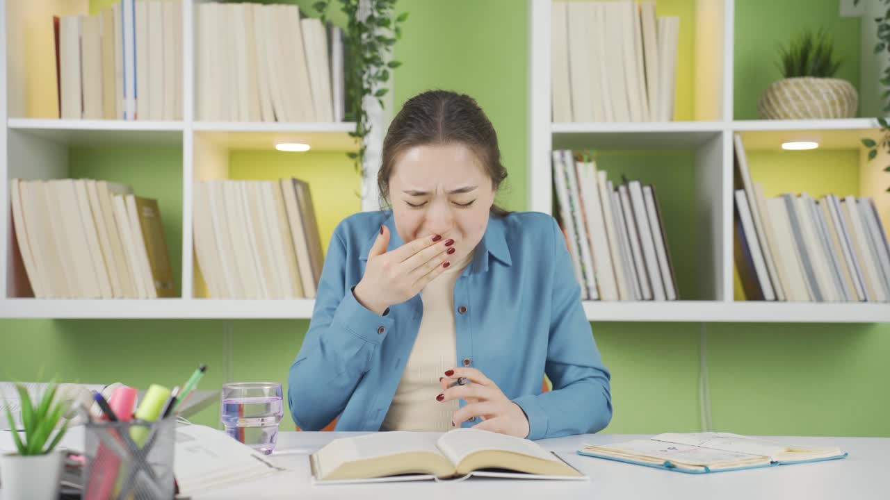 아시아 여학생이 치아 민감증으로 고통받고 있습니다.