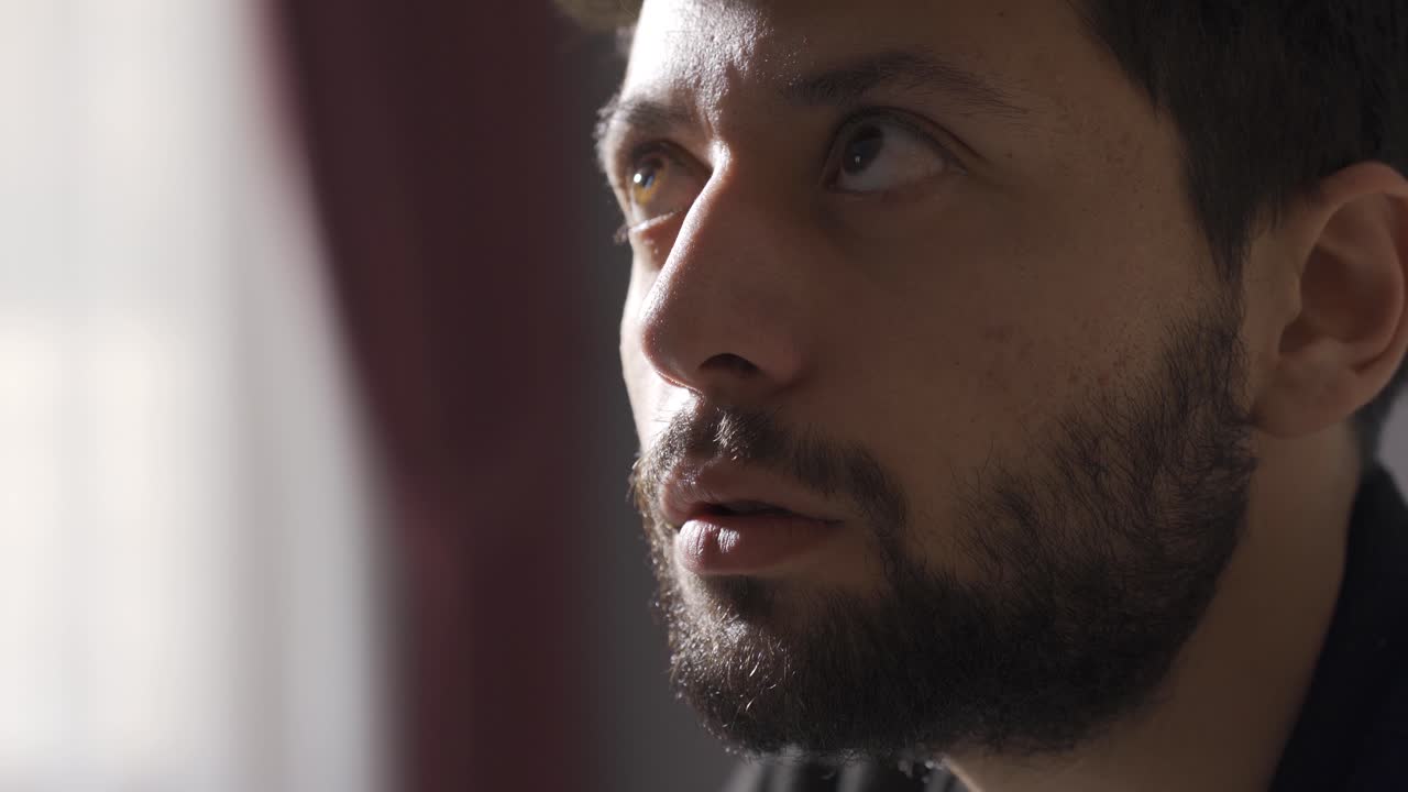 Uomo pensieroso e confuso a casa da solo