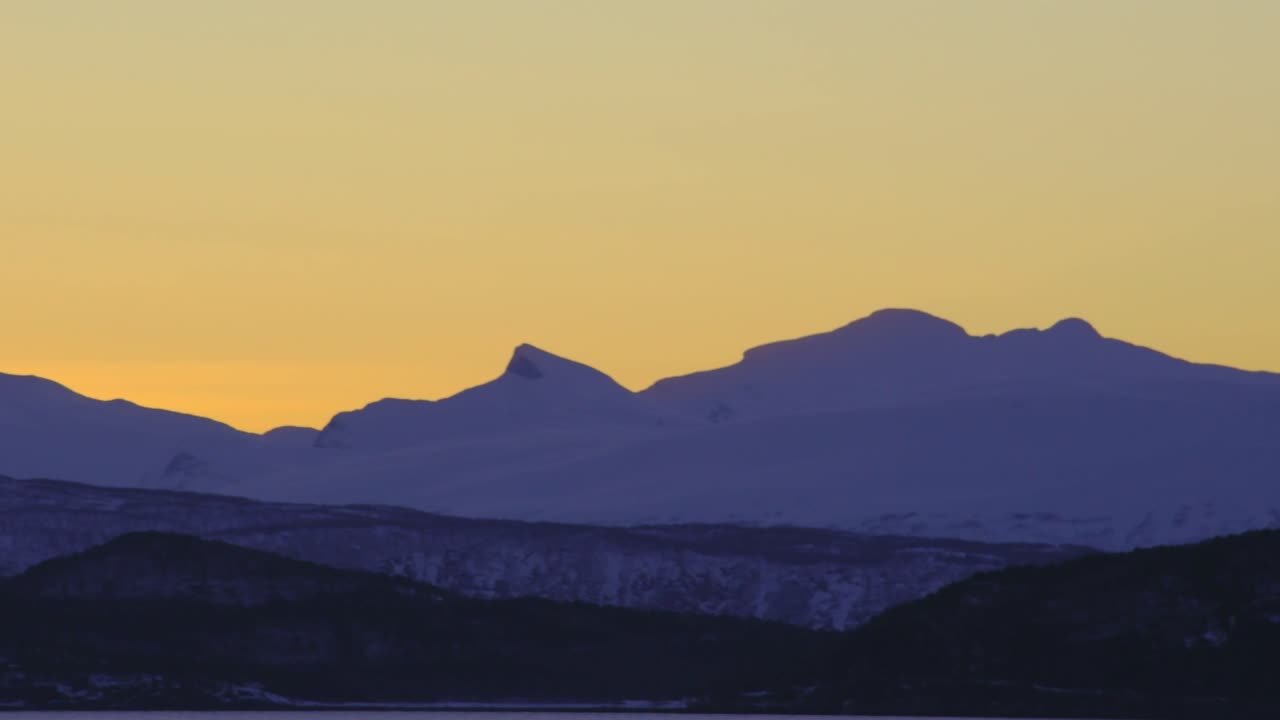 montañas lejanas y panorama del atardecer desde el norte de noruega