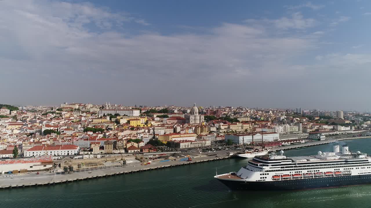 Vista aerea di una crociera sul fiume Tago a Lisbona.