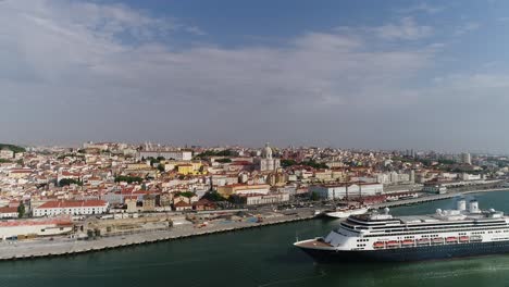 Crucero-Por-El-Río-Tejo-En-Vista-Aérea-De-Lisboa