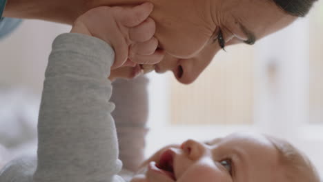 Nahaufnahme-Einer-Mutter,-Die-Ihr-Baby-Sanft-Küsst-Und-Die-Liebevolle-Mutter-Genießt,-Die-Sich-Zu-Hause-Spielerisch-Um-Das-Kleinkind-Kümmert-Und-Die-Verbindung-Zu-Ihrem-Neugeborenen-Kind-Teilt.-Gesunde-Kinderbetreuung