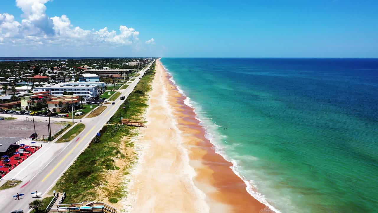 ormond beach, florida - 파도가 경로 a1a를 따라 해변의 해안선을 랩핑합니다.