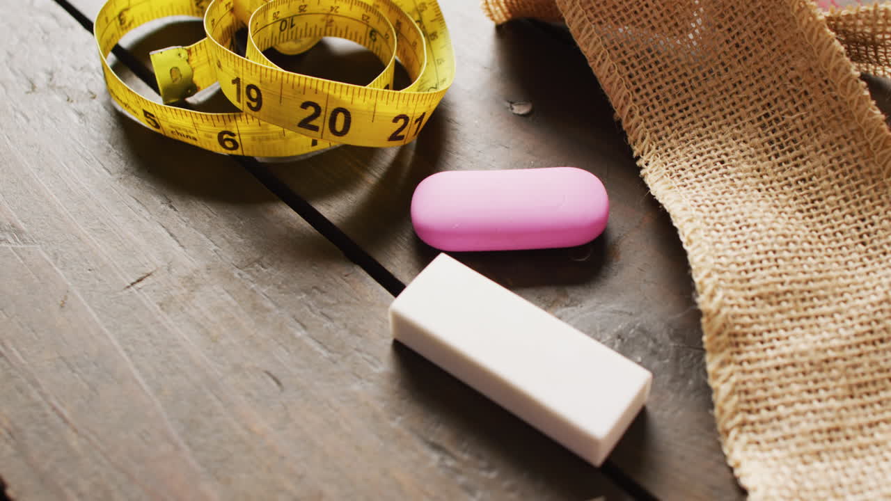 검은 나무에 테이프 측정, 타일러의 도자기, 핀, 실과 헤시안의 비디오