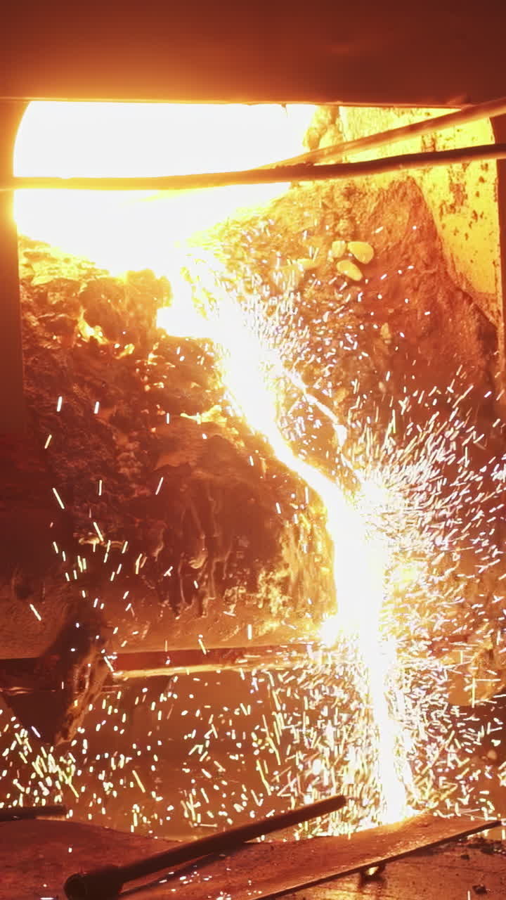 литье расплавленного металла на сталелитейном заводе